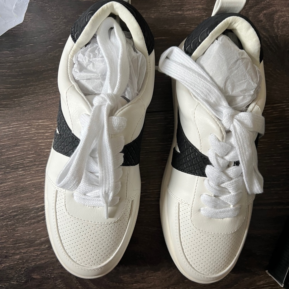 Mia sneakers size 5